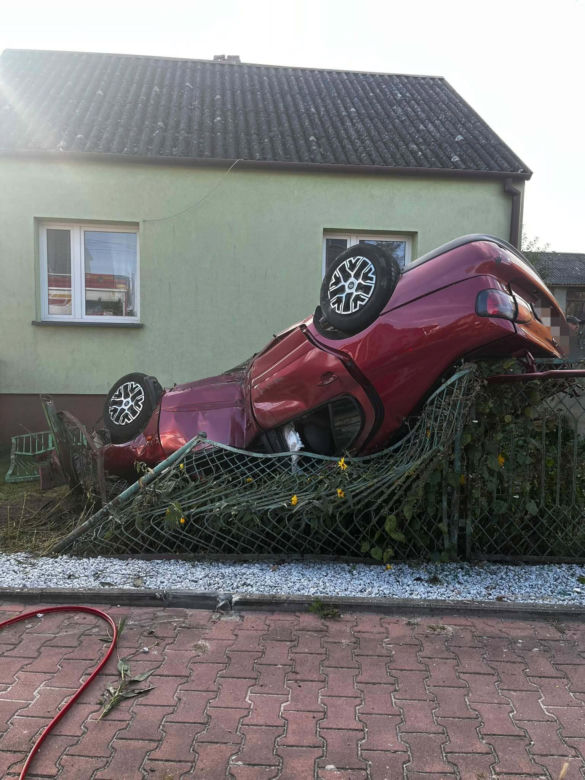 Dachowanie w Tokarni. 19-latek stracił panowanie nad Nissanem