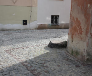 Kamień nieszczęścia znaleźć można przy Jezuickiej