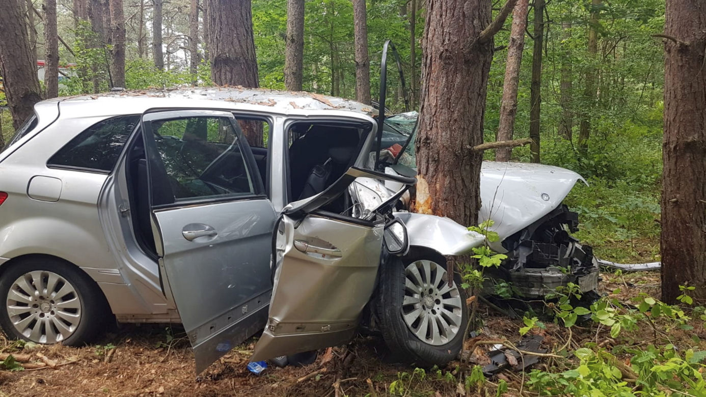 Koszmarny wypadek w Ciepielowie. Auto gruchnęło w drzewo. Cztery osoby ranne
