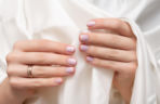 Kiedyś były uważane za kiczowate, teraz znów są modne. Perłowe paznokcie wracają w wielkim stylu