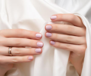 Kiedyś były uważane za kiczowate, teraz znów są modne. Perłowe paznokcie wracają w wielkim stylu