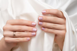 Kiedyś były uważane za kiczowate, teraz znów są modne. Perłowe paznokcie wracają w wielkim stylu