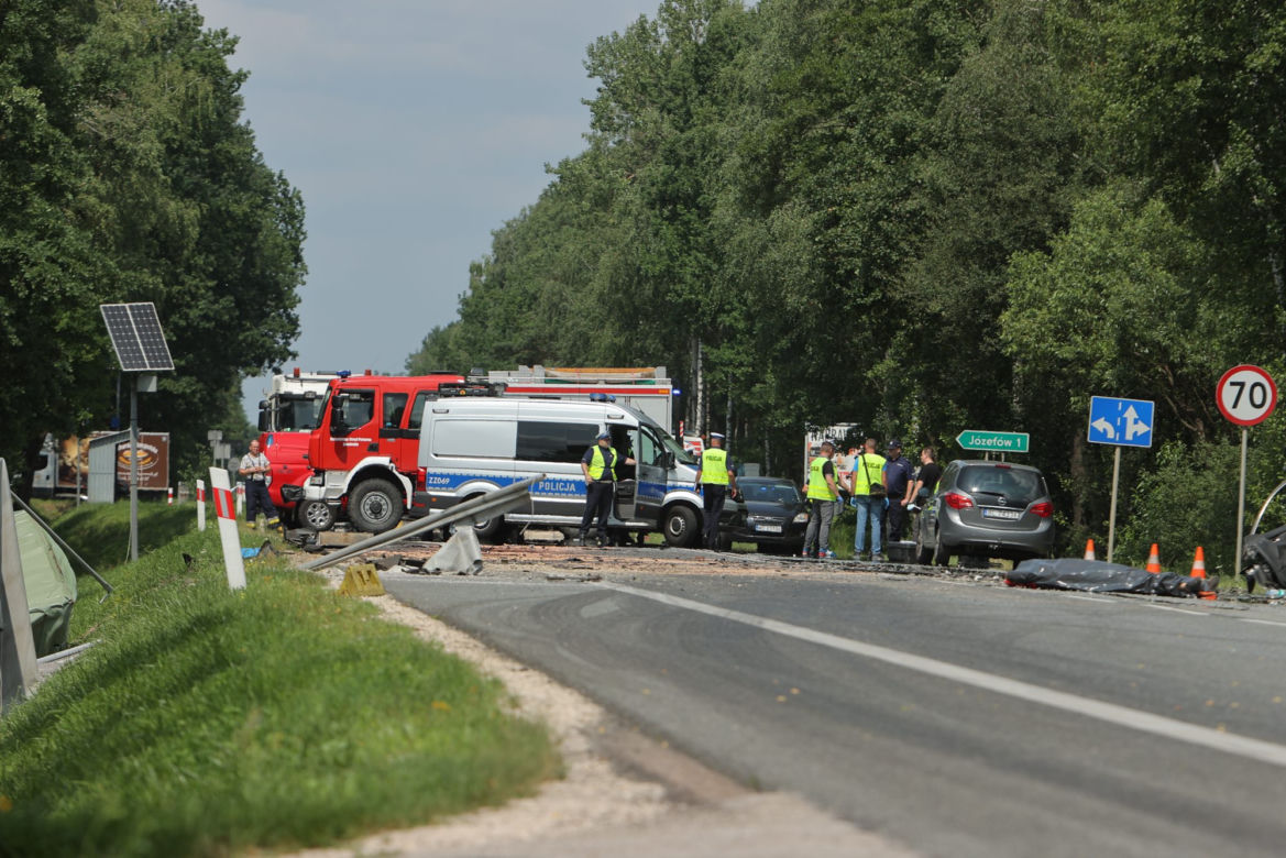 Masakra w Grębiszewie. Pojazdy zgniecione jak puszki