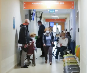 Horror w Instytucie Onkologii. Stłoczeni pacjenci na korytarzach. Tak szpital przestrzega wytycznych?