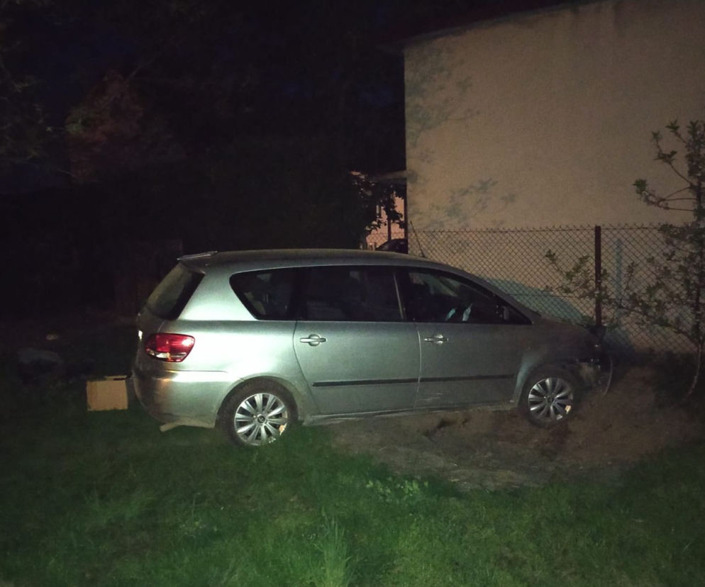 Pościg ulicami Tarnowa i regionu za naćpanym kierowcą. Wylądował na ogrodzeniu domu