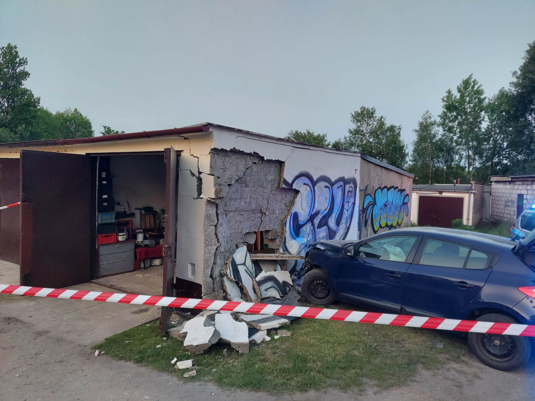 Pijany wjechał w garaż