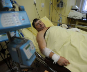 Lekarze przyszyli mu odciętą rękę