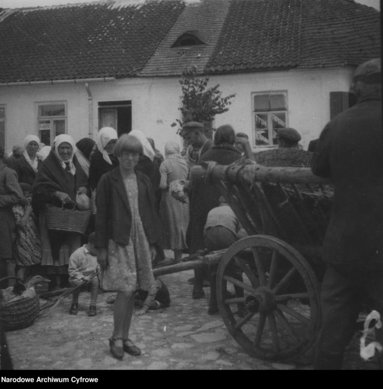 Ludzie na targu w Raczkach, okres międzywojenny