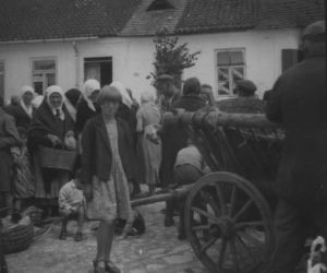 Ludzie na targu w Raczkach, okres międzywojenny