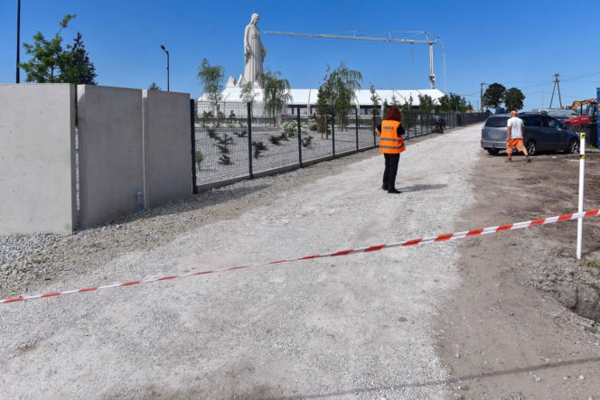 Teren wokół rekordowego pomnika Matki Boskiej w Konotopiu zamknięty z powodów bezpieczeństwa. Chętnych na zwiedzanie jednak nie brakuje