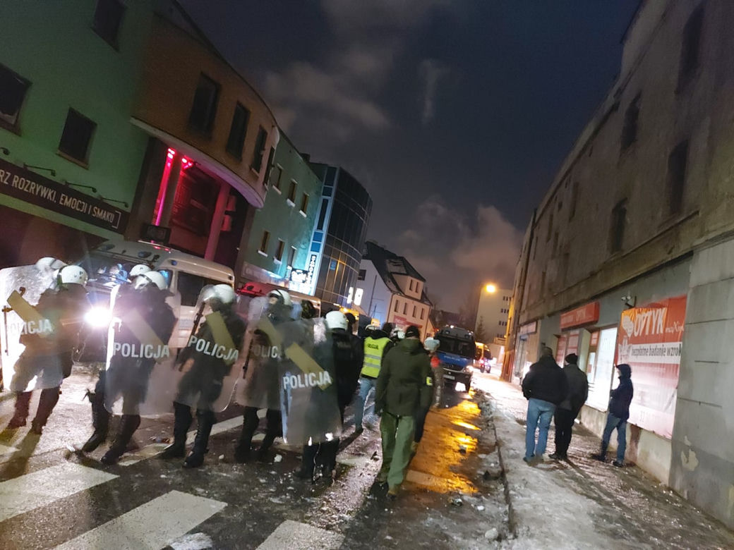 Właściciel rybnickiego klubu otwartego mimo obostrzeń: "Policja weszła nielegalnie. Gazowali nas w lokalu"