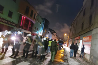 Po zamieszkach przed otwartym klubem w Rybniku trzy osoby usłyszały zarzuty naruszenia nietykalności cielesnej policjanta