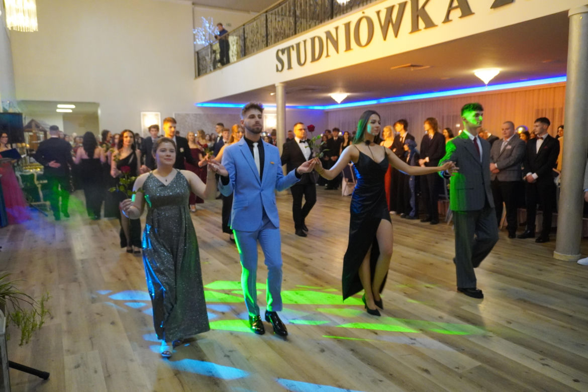 Dwa polonezy na studniówce bydgoskiej Handlówki. W jednym pomogli nauczyciele