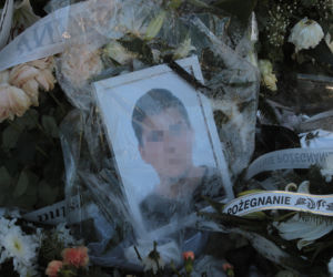 Cała okolica płacze po wypadku w Romanowie! Morze kwiatów przykryło trumny