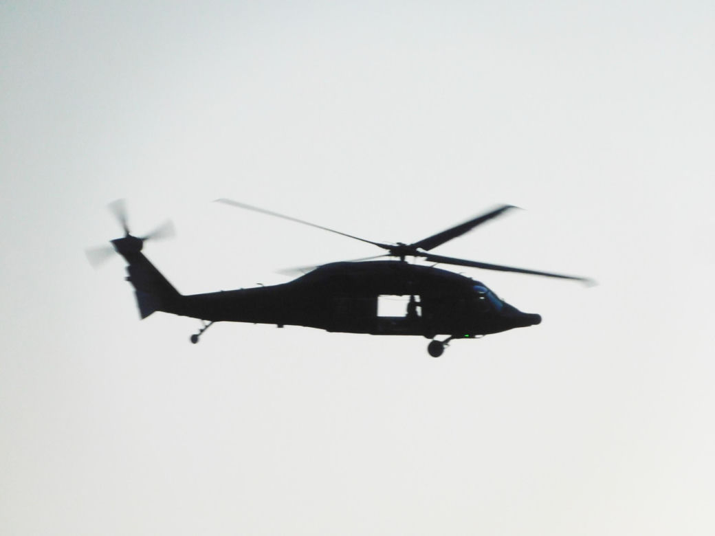 Strzały i wybuchy w Warszawie. Helikoptery nad miastem, na ulicach uzbrojone pojazdy! Co się dzieje? 	