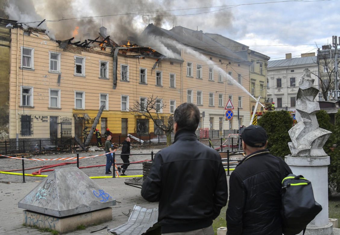 PILNE! Rosjanie zaatakowali pełne cywilów centrum Lwowa! Są nagrania