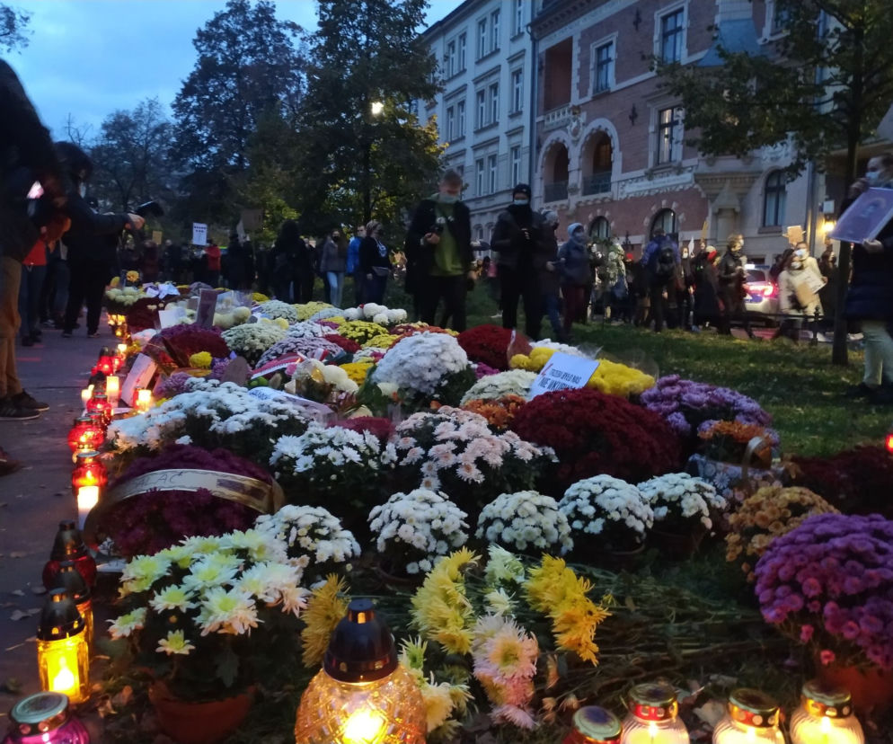 Protestujący Krakowianie poszli spotkać się ze zmarłymi, czyli Prawem i Sprawiedliwością