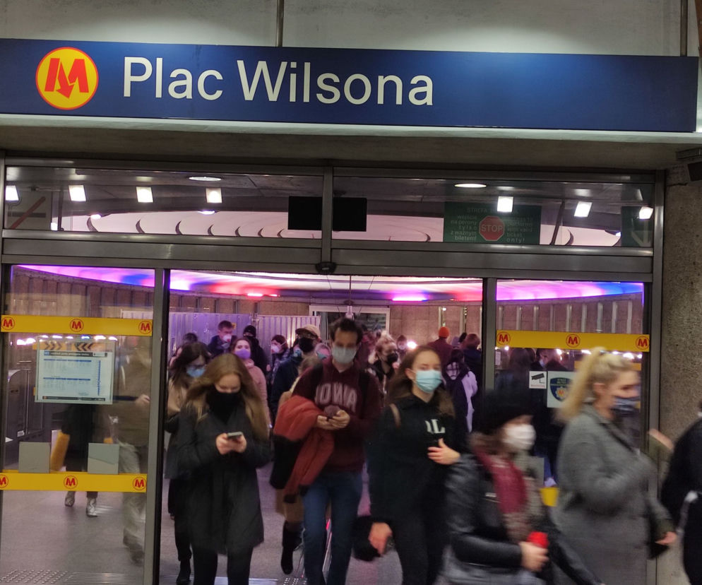 Tłumy wysiadają na stacji metra Plac WIlsona