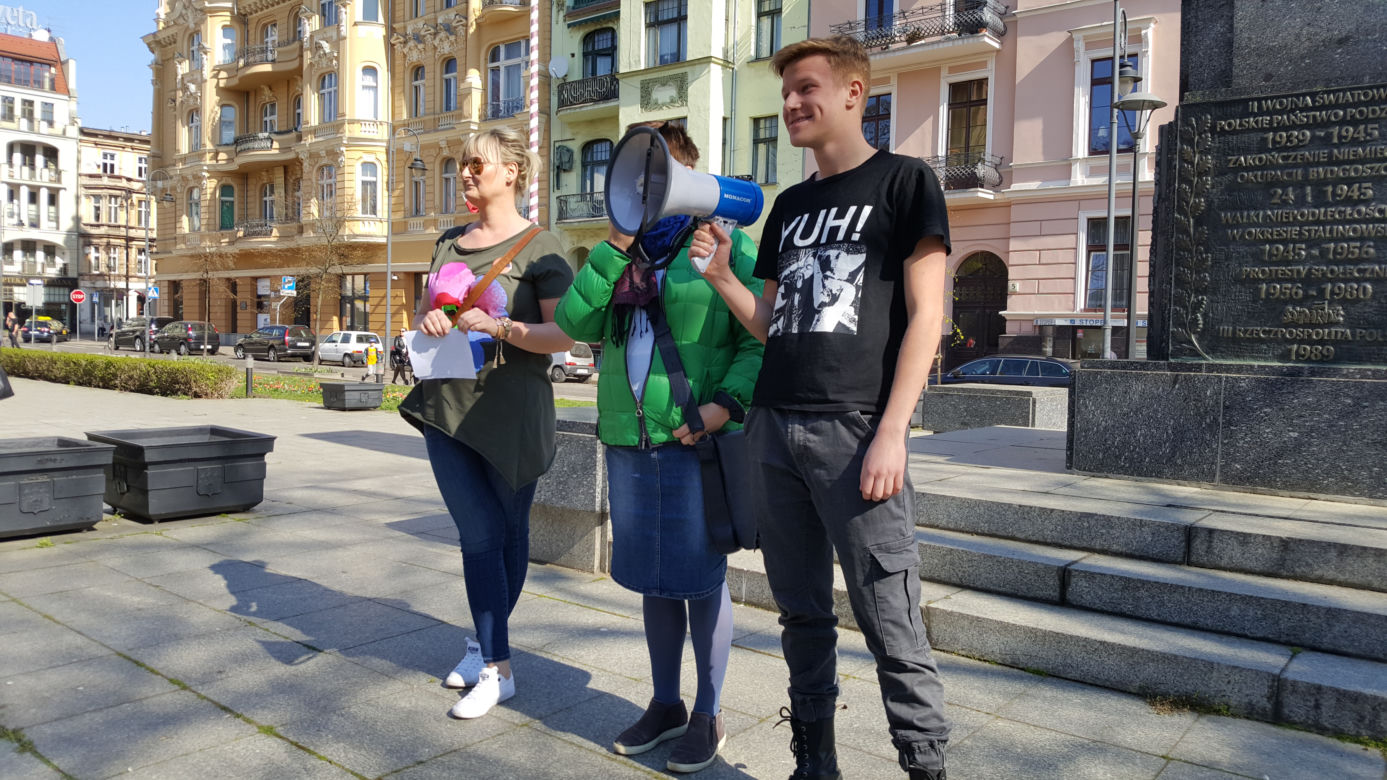 Strajkujący nauczyciele spotkali się na placu Wolności w Bydgoszczy. - Nie poddamy się! [ZDJĘCIA]