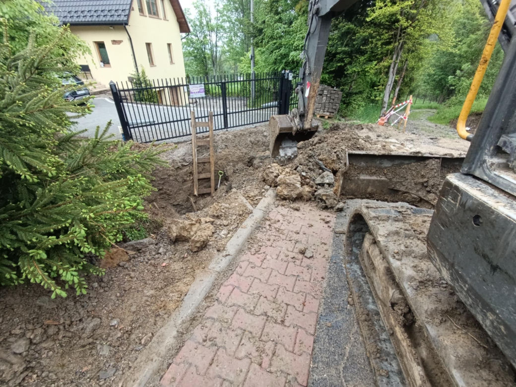 Dramat w Zakopanem! Ziemia zasypała mężczyznę, wyciek gazu utrudniał akcję ratunkową