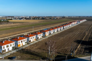 Armia białych domków rozcięła pola uprawne. Mleko się rozlało, rozlały się przedmieścia: „sprzątać” będziemy wszyscy