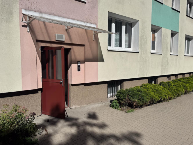 Zwłoki leżały miesiącami w mieszkaniu. Mieszkańcy alarmowali, gdy było już za późno