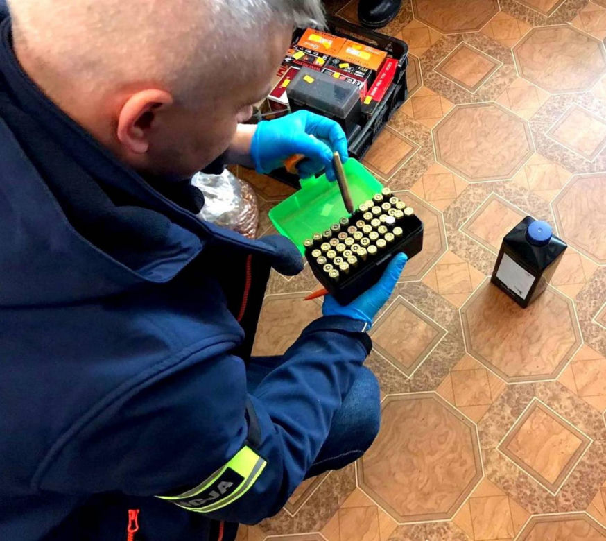 Szokujący finał polowania pod Rawą Mazowiecką. Kłusownik zostawił w lesie 14-letniego syna, gdy uciekał przed policją