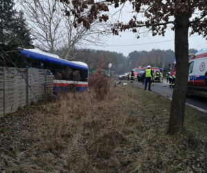 Groźny wypadek w podbydgoskim Niemczu. Autobus zderzył się z osobówką! [ZDJĘCIA]
