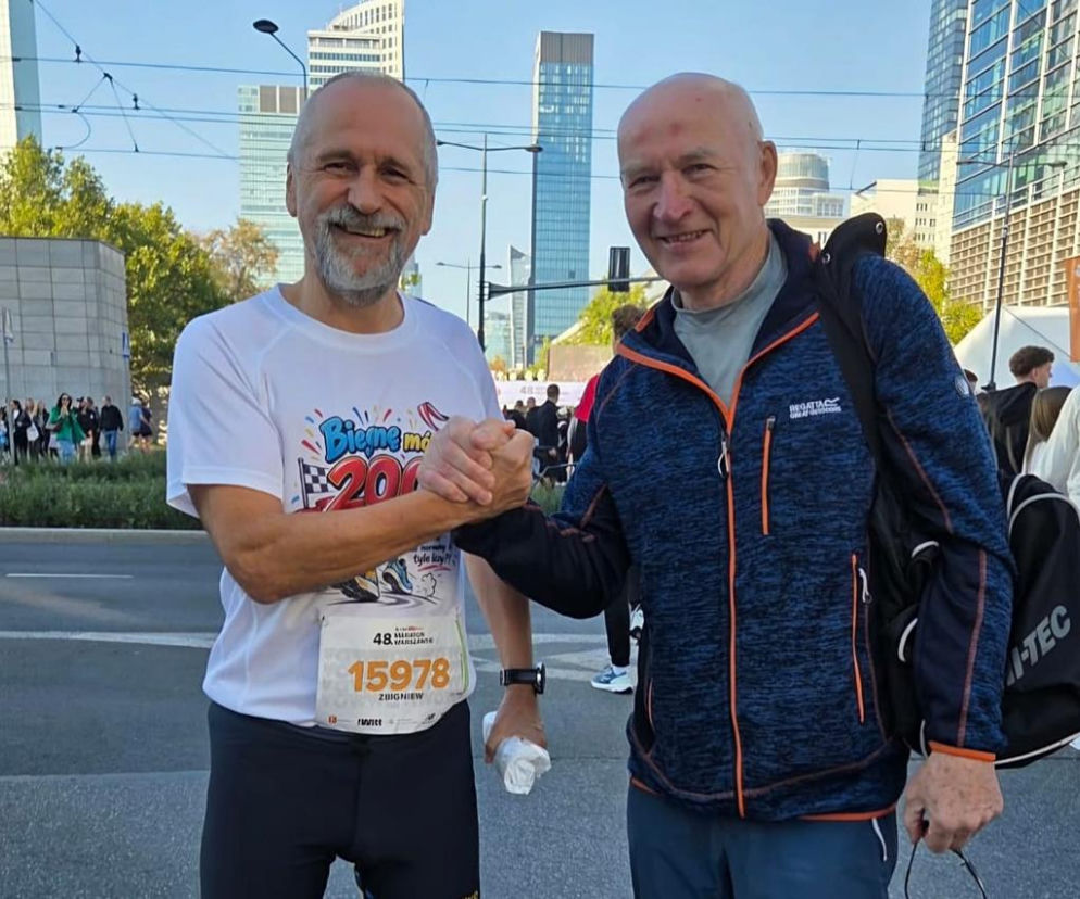 Zbigniew Rosiński i Tadeusz Ruta uśmiechają się, podając sobie ręce po maratonie. O sukcesach żołnierzy przeczytasz na SE Portal Obronny.