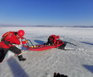 Strażacy szkolą się na zalewie w Nieliszu. Trenują ratowanie tonących