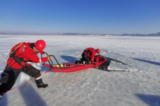 Strażacy szkolą się na zalewie w Nieliszu. Trenują ratowanie tonących