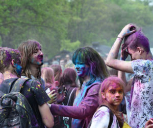 Lublin „wybuchł” kolorami. Holi Festival nad Zalewem Zemborzyckim
