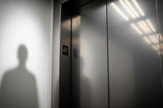 Winda runęła w Krakowie. Co z bezpieczeństwem w blokach?