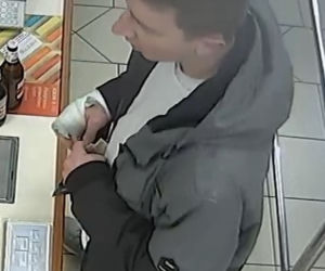 Policja z Torunia wciąż poszukuje sprawców pobicia obcokrajowców. Rozpoznajesz ich?