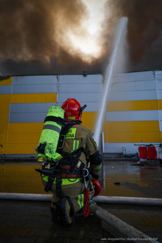 Strażacy pokazali zdjęcia ze środka. Tak wygląda spalona hala na Marywilskiej 44 