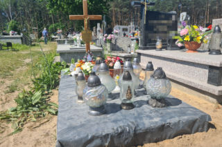 Rudnik nad Sanem. Matka zabiła dzieci, potem siebie. Jej ponury grób przypomina o wstrząsającej tragedii [WIDEO, ZDJĘCIA]