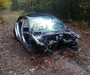Wypożyczony Mercedes-AMG A 45 rozebrany w lesie