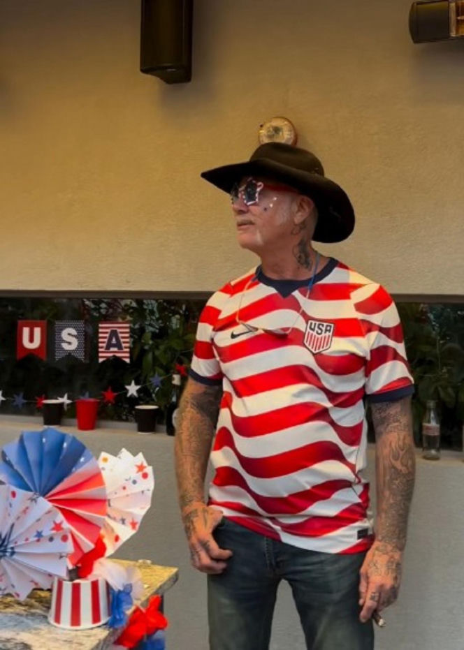 James Hetfield w śmiesznych okularach świętował 250-lecie USA! Narzeczona frontmana Metalliki wrzuciła nagranie