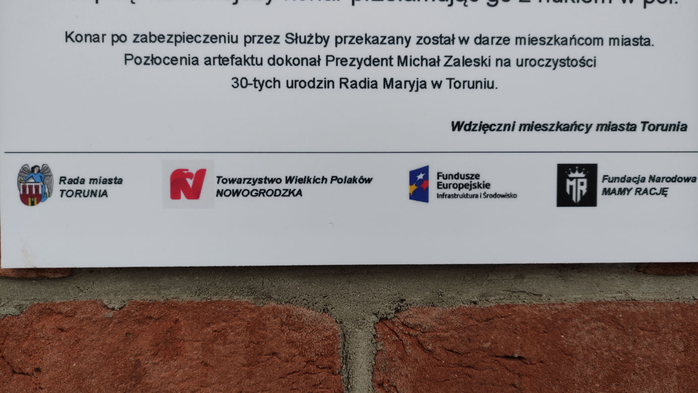 Prześmiewcza tablica pamiątkowa na miejskim szalecie. Ktoś robi sobie żarty z Jarosława Kaczyńskiego i prezydenta Zaleskiego