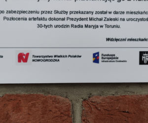 Prześmiewcza tablica pamiątkowa na miejskim szalecie. Ktoś robi sobie żarty z Jarosława Kaczyńskiego i prezydenta Zaleskiego