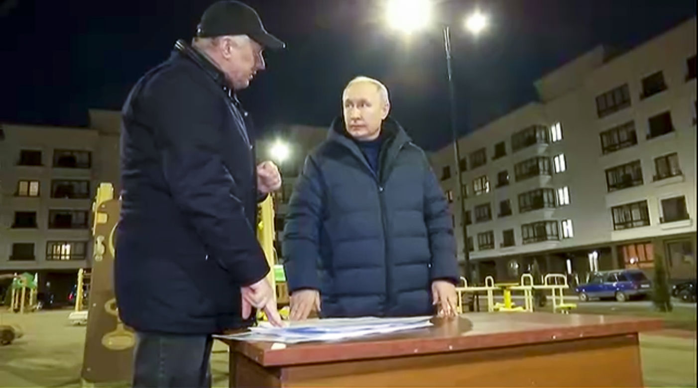 Putin w gumowej masce? "Spontaniczna przejażdżka po Mariupolu". Sobowtór dał plamę!