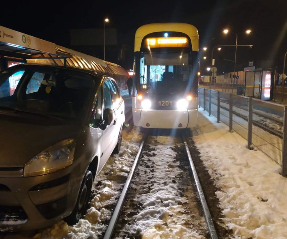 39-letni mężczyzna wjechał citroenem na przystanek i zablokował ruch tramwajowy