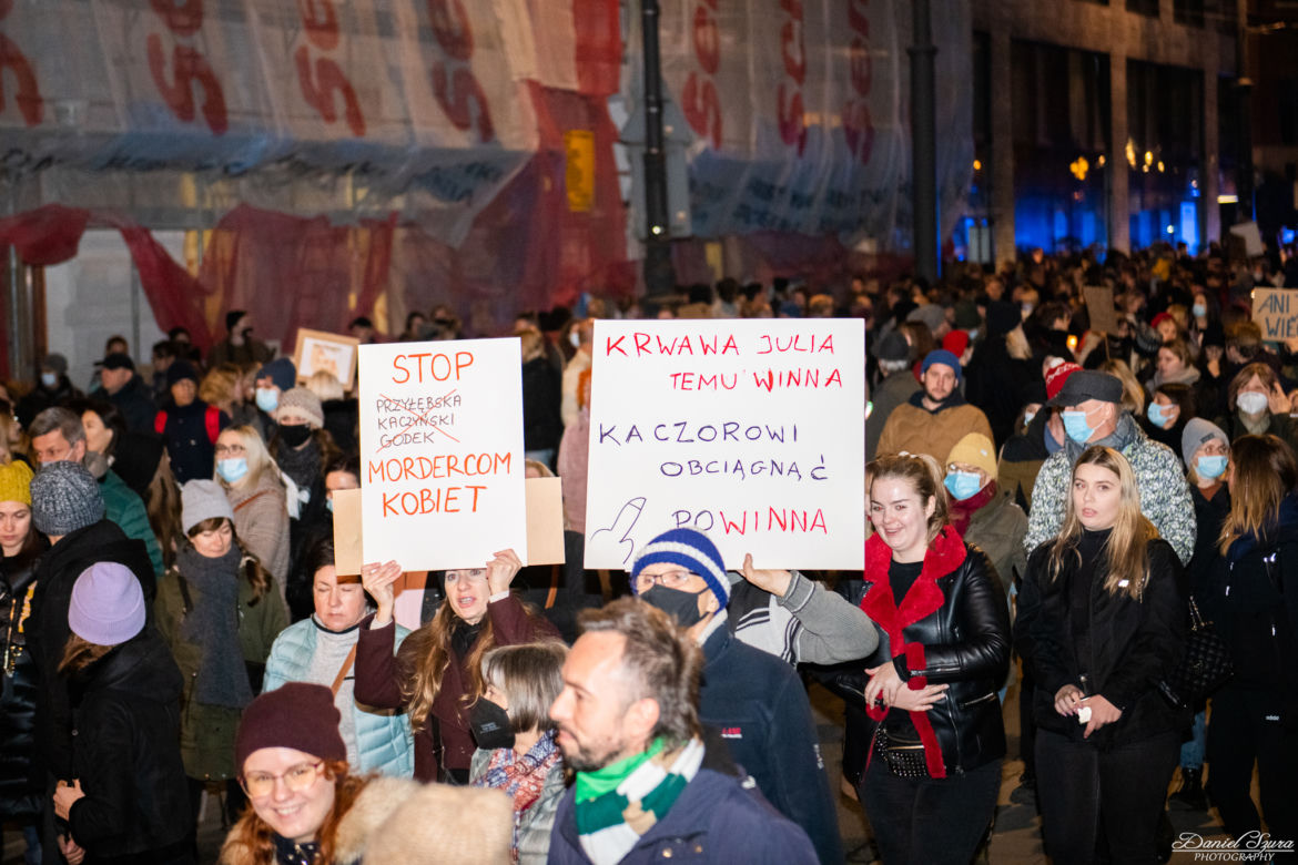 "Ani jednej więcej". Najmocniejsze hasła na protestach po śmierci Izabeli z Pszczyny [ZDJĘCIA]