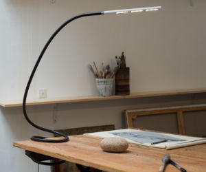 Lampa na biurko na giętkim ramieniu