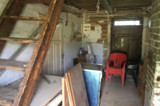 Remont drewnianej chaty w Bełdnie