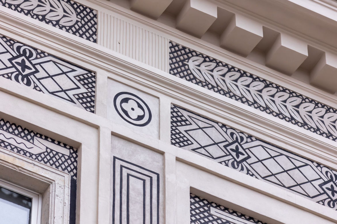 Nowe życie sgraffito. Zobacz odrestaurowane cztery warszawskie sgraffiti 