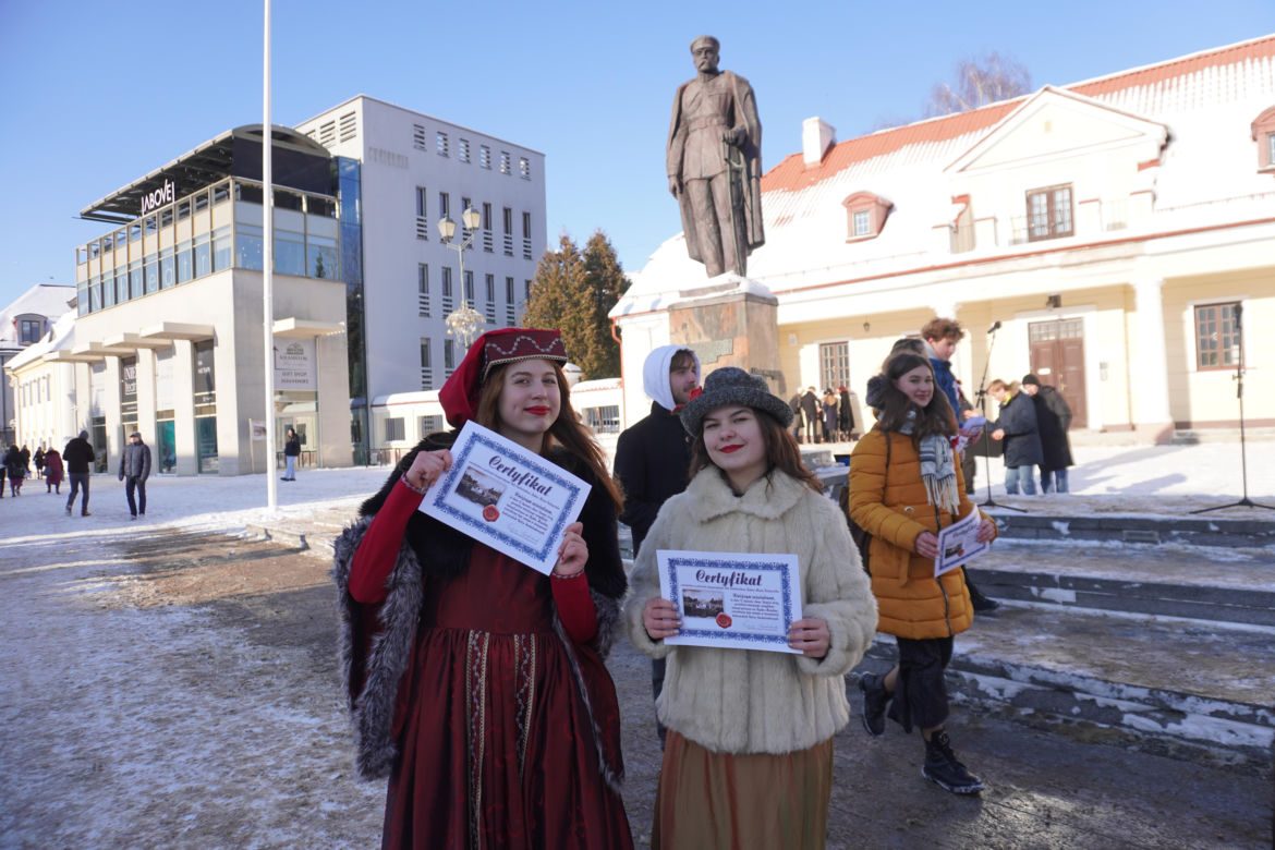 Studniówka miejska w Białymstoku. Prezydent wraz z maturzystami zatańczyli poloneza