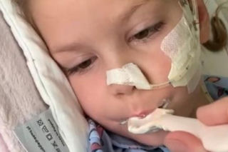 Wylew krwi do mózgu odebrał Lili dzieciństwo. 5-latka każdego dnia walczy o sprawność