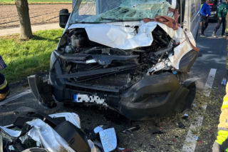 Zablokowana DK12 Leszno-Gostyń. Bus zderzył się z ciągnikiem rolniczym [ZDJĘCIA]
