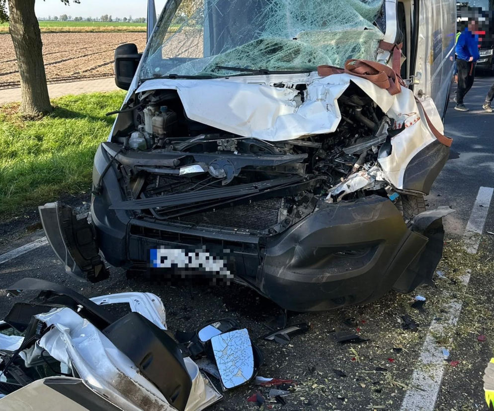 Rozbity przód białego busa po wypadku na DK12 w Zbytkach. O utrudnieniach na trasie przeczytasz na Eska Leszno.